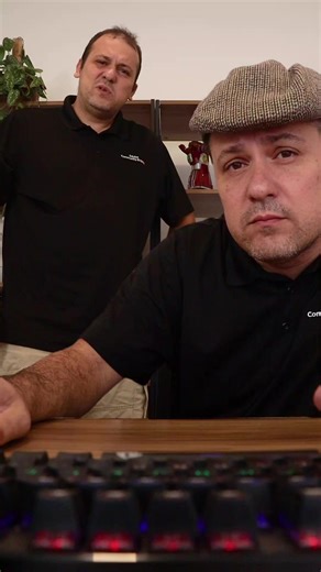 “Deixa mais negrito… não, menos… não, outro!” Se você já passou por isso, esse vídeo é pra você 😅 O que pouca gente sabe é que algumas fontes têm variáveis escondidas que vão MUITO além de bold ou regular… Você pode ajustar peso, largura, inclinação e até deformações, tudo sem trocar de fonte Se você trabalha com design e ainda não usa isso, tá perdendo tempo (e passando raiva com cliente/diretor) Dica: fica de olho no ícone da fonte e nos filtros, isso muda o jogo. Curtiu? Então: Deixa o like 