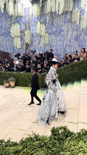 Robert Wun's creation for Audrey Nuna shines on the red carpet