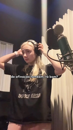 Um trechinho de como foi gravar no estúdio a versão em inglês de “Boneca Russa” (versão já disponível em todas as plataformas de música 💖 LINK NA BIO) #musica #cantora #bonecarussa #artista | Renata Schneider Artista