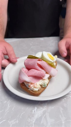 Guláš - Je to aplikace která nakupuje za vás on Instagram: "🇨🇿 Klasika svátečního stolu – jednoduché a vždycky mizí první. Ingredience (1 chlebíček): veka (1 plátek), bramborový salát (50 g), šunka (2 plátky), vejce (½ ks), nakládaná okurka (1 ks), petržel (volitelně). ☝️ Ulož si recept, ať ho máš po ruce! 💡 Tip: vejce vař 8 min na hniličko a ihned zchlaď – řezy budou čisté. 👨‍🍳 Sleduj @gulas_aplikace pro další chlebíčky. 🛒 Plný recept v aplikaci Guláš a nákup na 1 klik (Rohlik.cz / Košík.