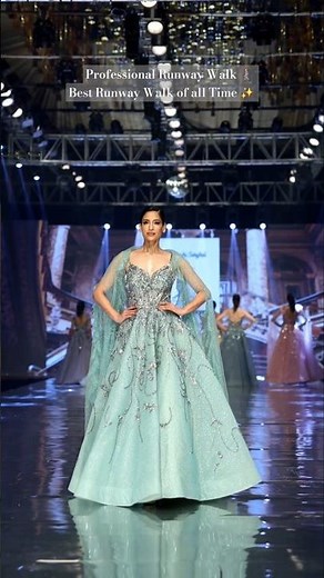 Professional Runway Walk 🚶‍♀️ Best Runway Walk of all Time ✨️#shortsfeed #Model #supermodel