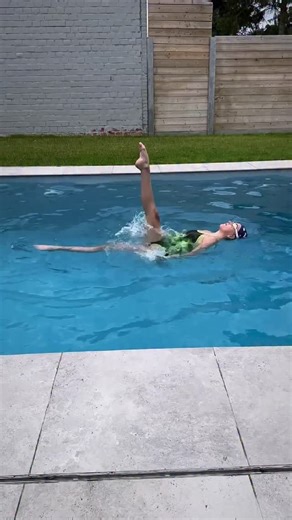 🧜‍♀️ Still fighting for height in your ballet leg? Try this 👇 A beautiful ballet leg comes from a combination of: 🔹 Hip mobility and flexibility 🔹 Strength 🔹 Core stability 🔹 Sculling technique 🔹 Habit building Consistency correct activation = visible progress 💪 🏷️ Save this for your next training. . . . #artisticswimming #balletlegs #artisticswimmingtraining #artisticswimmingcommunity #artisticswimminglove | Artistic Swimming Training