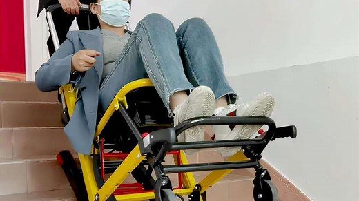 电动爬楼机器人轻松载人上楼操作。