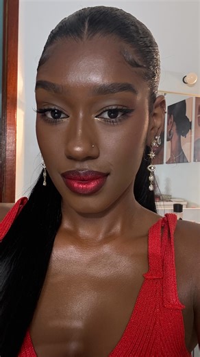 Maria Machado on Instagram: "“To sem ideia de make pra usar no natal” não diga mais nada minha querida e vem comigo 💋✨ Bora de TUTORIAL Produtos usados: Base - cor:N120 @kikomilanobr Corretivo- cor: N405 @givenchybeauty Pó solto - cor: Tan @linhabrunatavares Bronzer/ contorno- cor: Sahara @mascavo Blush- cor: 0G01 gemini @rubyrosebrasil Caneta delineadora- @marimariamakeup Iluminador- cor: Ouro rosé @tatabeautyoficial_ Iluminador corporal- cor: Penny Drop @fentybeauty #maquiagemnatal #makeuptut