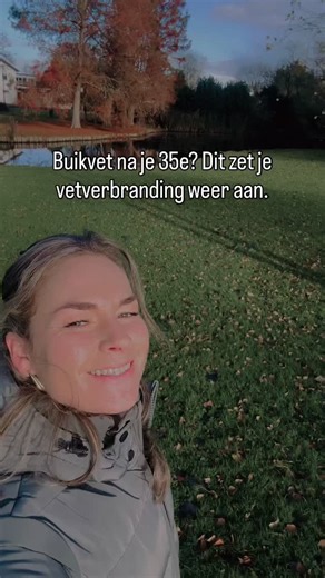 Katie Brouwer | hormooncoach voor vrouwen ♡ on Instagram: "En nee… ik heb het niet over minder eten, géén koolhydraten of jezelf afbeulen in de sportschool. Ik heb het over iets simpels… maar wat we in de drukte zó vaak overslaan: wandelen. 🚶‍♀️ Ik herken het zó goed. Dat je wakker wordt en meteen “aan” staat. Je doet je best, je probeert gezond te eten… maar toch blijft die buik opgezet, dat vet rond je middel plakken. En het ergste? Je voelt gewoon: mijn lijf is moe. Alsof het nergens meer éc