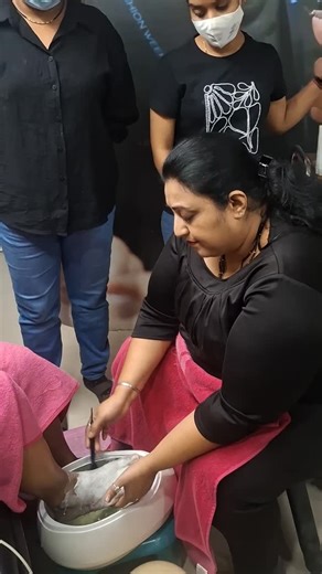 Simpy Gandhi on Instagram: "PARAFFIN WAX PEDICURE-Part 2 By SIMPY GANDHI AT LAKME ACADEMY #instareelsindia❤️ #explore #foryou #beautyblogger #skinhealth"