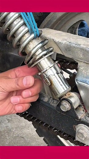 mechanic to adjust height of the motorcycle suspension preload #lifehacks #tipsntricks #garagelife