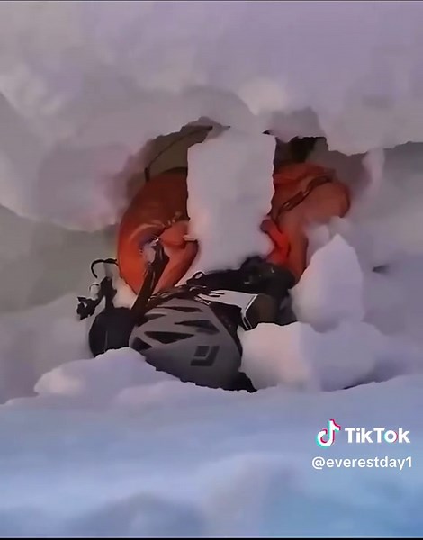Climbing Mount Everest: A Dangerous Ice Hole Incident