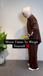 🛑 1. Right after eating or drinking Food water = instant extra pounds. Doesn't mean fat gain, it's just sitting in your stomach. 🛑 2. On your period (ladies) Hormones cause water retention and bloating. You can see a 2-5 Ib jump that disappears once your cycle ends. 🛑 3. After a night of drinking Alcohol throws off hydration levels. You might weigh more from water retention or less from dehydration. Neither is accurate. 🛑 4. Right after a workout Sweating out water makes you "lighter" tempor