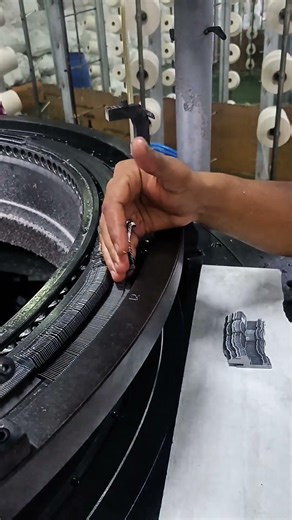 Amazing technique for sinkers opening in a knitting machine. #machine #automobile #knitting