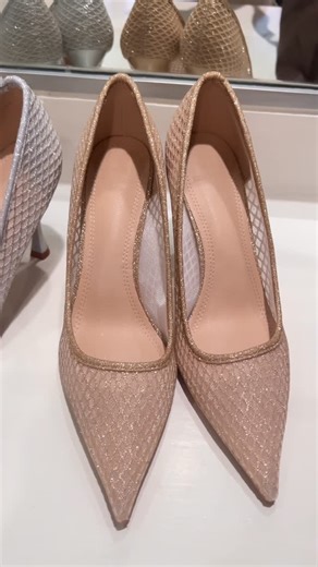รองเท้าเจ้าสาว เจ้าบ่าว รองเท้าทำงาน พร้อมส่ง on Instagram: "Serena Silver/Gold Lace Pumps 9 cm. Heels Size 35-42 2,490 THB Line @romeojulietashoes Shop : The Mall Lifestore Bangkapi ; M fl."