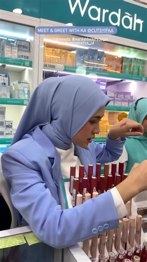 Masya Allah ni ceritanya neng gelis #cutsyifa lagi jualan kosmetik🤗🥰@wardahofficial #brandambassador #cutsyifahanasalsabila
