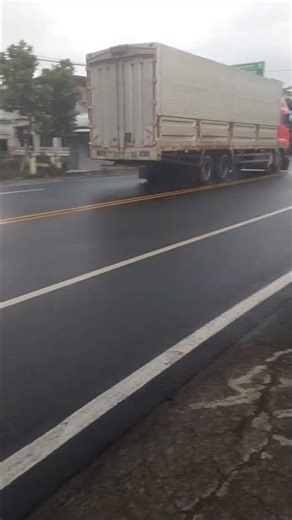 Truk Boks Melintas di Jalan Depan Pasar Sentolo Baru