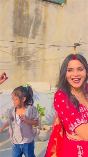 Sonam Prajapati_0019 on Instagram: "औरों की होती होगी जेठानी प्यार करने वाली😜😂..!! @sonamprajapati0019 #funnyvideos#real#real"