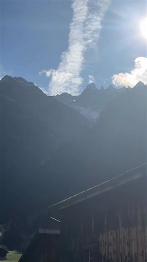 Glarnerland on Instagram: "Kommt vorbei and spektakuläre Sonnenereignis in Elm!☀️⛰️ Das Naturspektakel ist mit Rahmenprogramm und Marktständen umrahmt und sorgt somit für ein tolles Erlebnis! ⏰Diesen Montag und Dienstag um 09:00 Treffpunkt im Dorf Elm. 🍽️ Gasthaus Segnes und Sonne für Kaffee am Morgen und das Hotel Elmer zusätzlich für Mittagessen geöffnet. Wir freuen und auf Euren Besuch! 📸: Liv Wirth"