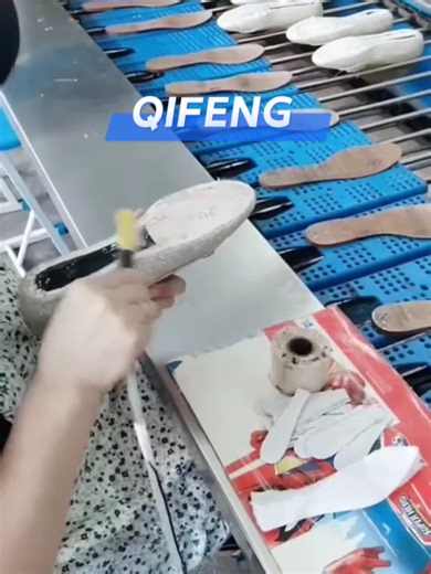 Qifeng glue brushing machine#shoe gluing machine#shoe making machine#máquina encoladora de zapatos#машина для склеивания обуви#آلة لصق الأحذية