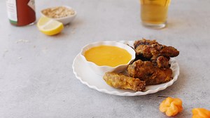 La receta ganadora en la categoría creativa del décimo concurso de recetas, elaborada por Dulce Morelia Montoya Hernández, no te la puedes perder. Saborea la exquisitez de las alitas de pollo empanizadas con avena, perfectamente condimentadas y maridadas con una salsa ácida de chile habanero y mango, luego cubiertas con coco tostado y aguacate cremoso. Ver la receta: https://avenacanada.com/alitas-empanizadas-con-harina-de-avena/ Video: https://youtu.be/ZgIlU0S2drY Ingredientes: Para las alitas: