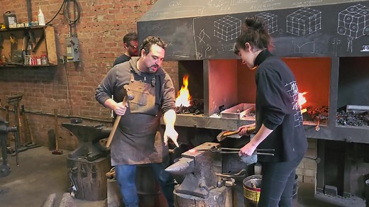 Nos formations Couteau intégral et Visite expérientielle offrent une expérience d'apprentissage interactive et dynamique. En plus d'apprendre à entretenir un feu de forge, à manipuler des outils et à acquérir les bons réflexes de déplacement, vous explorerez à la fois la forge en solo et l'utilisation d'une masse pour forger à deux. Curieux d'essayer ? Inscrivez-vous ici 🔨: https://linktr.ee/lesforgesdemtl **Il reste une place pour la formation Couteau intégral ce dimanche, le 11 février!! Qui 