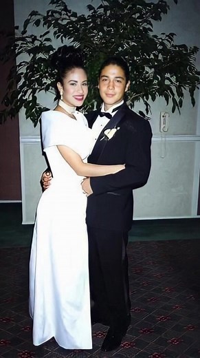 Selena and Chris Pérez eloped on April 2, 1992, after secretly eloping. They got married in Nueces County, Texas, because Selena wanted to marry without her father's permission and they planned to keep it a secret, but news of the elopement was released over the radio shortly after. Selena was 20 years old and Chris was 22 years old. #selena #quintanilla #chrisperez #selenaquintanilla #dreamingofyou