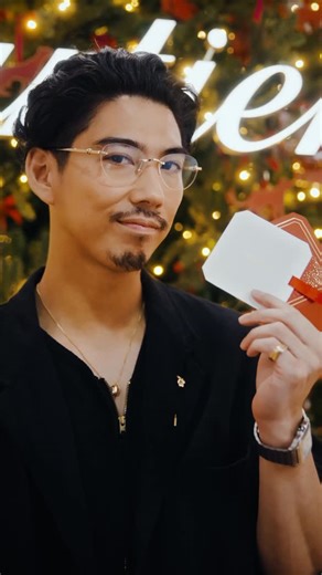 FASHIONSNAP on Instagram: "「カルティエ」とゆかりの深い、賀来賢人、戸田恵梨香、赤楚衛二、玉森裕太、清原果耶が、東京・銀座のホリデーポップアップ「THE ART OF GIFTING（アート オブ ギフティング）」へ。壮麗なクリスマスツリー、ベビーパンテールたちが戯れるフィルム、アーカイヴジュエリーの輝き、フレグランスバーを体験し、自身で選ぶレッドボックス型のメッセージカードに想いを託して。 ◾️カルティエ ホリデーポップアップ「THE ART OF GIFTING」 期間：2025年12月28日（日）まで 営業時間：11:00～19:30（2階は19時まで）※17日（水）〜19日（金）は11:00～18:30（2階は18時まで） 会場：「Maison de Panthère」（カルティエ 銀座2丁目ブティック） 所在地：東京都中央区銀座2-6-12 入場料：無料 ポップアップ詳細と記事全文は @fashionsnapcom のプロフィールリンクから🔗 @cartier @kento_kaku @toda_erika.official @akasoeiji