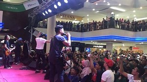 Jelajah Suria 2019 di Angsana Johor Bahru Mall membawakan artis2 gempak tanah air seperti Akim and the majistret, @gmiescreen, SITI NORDIANA, @adira.suhaimi, @oneavenuebandofficial, @mrhazama1, @amir.masdi,@hafizsuip, Tomok dan juga Ain Sufia - Kmpln AWOK! Serta penampilan para penyampai Suria FM. #suriafm #suriamalaysia #segalanyahiburan #jelajahsuria2019 | Suria FM