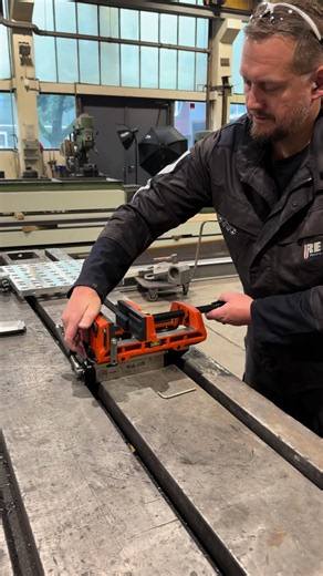 ⚡ Installation en quelques secondes. Posez simplement la plaque de soudage sur le VersaMAG — et n’importe quel espace devient immédiatement un poste de soudage fonctionnel. Pas de préparation lourde. Pas de montage complexe. Juste une solution rapide, stable et efficace, exactement là où le travail démarre. #VersaMAGSystem #SerrageMobile #ÉtauMagnétique #WorkshopPro #SoudageMobile