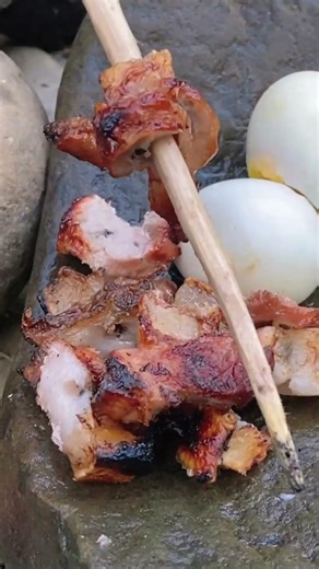 Survival Girl Makes Wild Chili salt on Stone & Eats Grilled Meat #survival #bushcraft #alone