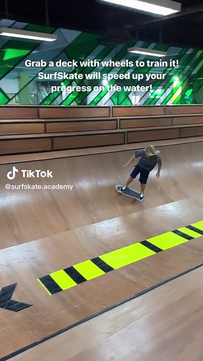 Did you already try our acceleration exercises from the previous reel? Now time for the backside! #surfskatetutorial #surfskate #surfskatestyle #yorownwave #nomoreflatdays #surfskatetraining #surftutorial