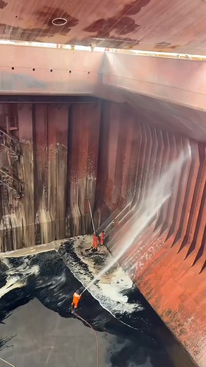 Dirty hands, clean money #worklife #ship #shipwork #cargo #knowledge | Freizeit11