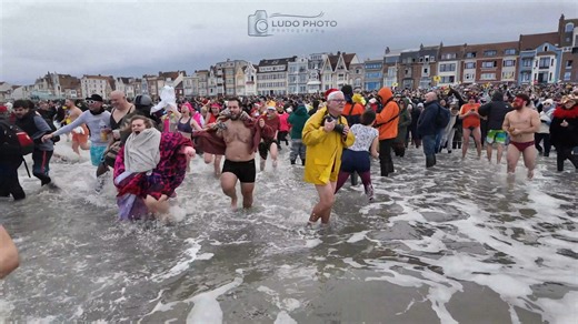 Voici le coup d’envoi de l’année 2026 avec les bains givrés dunkerquois, un truc de fou et une ambiance que seuls les Dunkerquois savent créer 🥳😘😍👍😘👍 #photographie #hautdefrance #france #LudoPhotoDrone #hautdefrancetourisme #instagram #nordpasdecalaistourisme #nordpasdecalais #Bourbourg | Ludo Photo