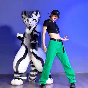 银碳Gintan on Instagram: "梦幻联动！！打碎屏幕的Girls dance break翻跳【其其&银碳】 和其其梦幻联动了！！！一起跳了Aespa的新歌 太爽了，用尽了我毕生的力气x 太爱和猛女一起跳舞了！！！！ #furry #fursuit #dance #兽装舞蹈 #兽装 #银碳"