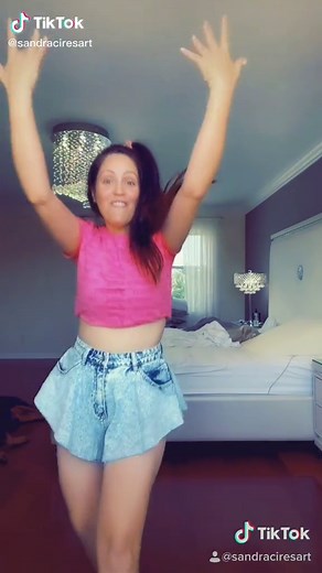 Arriba una coreografía bien fácil para que todos podamos bailar 😂 Alabao! #DameUnaSonrisa #SandraCires #LoquitosContentos #NuevaCancion
