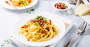 Régime végétarien : ces incroyables lardons végétaux sont parfaits pour faire des pâtes carbonara