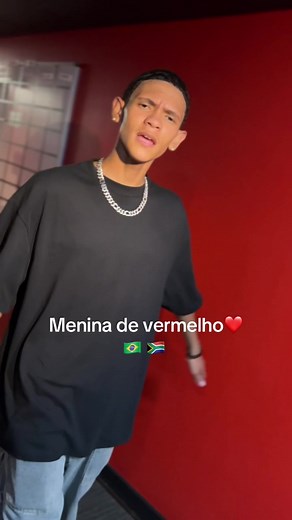 Menina de Vermelho: Brazilian Boy Singing | Mc Menor Song