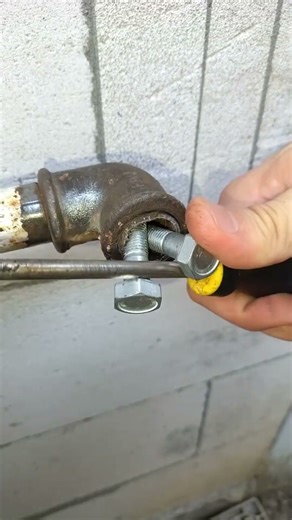 how to remove rusty pipe threads #shortvideo