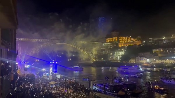 FC Porto celebra 31.º título com "festa rija" na Ribeira e espetáculo de drones