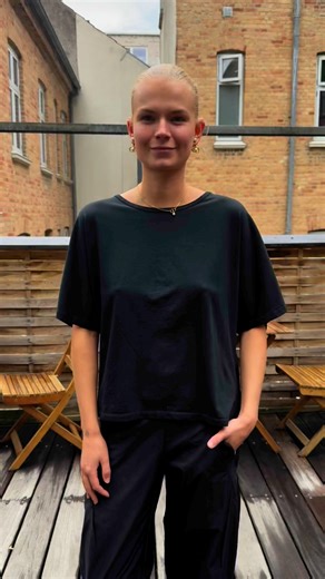 En enkel og stilren t-shirt fra Marta, med fed detalje på ryggen, til kun 200,- 😍 #marta #shoppingiaarhus #shopping #aarhus #bruunsgade #tshirt #basic | Første TH
