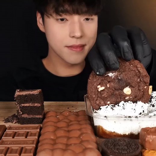 Delicious Cookies with Cream ASMR Mukbang Experience