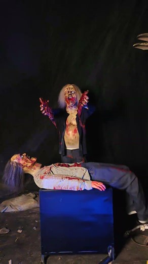 Zombie Animatronic Eating Human Intestines – Life-Size Gore Prop-G048