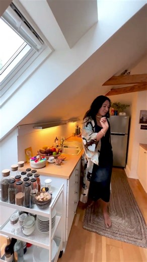 Vibrant attic apartment tour: Modern living with exposed beams 😍