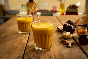 Fuel your workouts with our take on this delicious superfood plum, turmeric and ginger smoothie with Complete by Juice Plus ! Share your creations with us in the comments below 🥤 Get the full recipe here: http://ow.ly/2s4S50F8kKM | Juice Plus