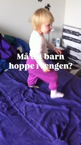 VIDSTE DU at det at hoppe kan hjælpe til en bedre søvn og til at kunne sidde stille 🤓… jep, læs med her. HOP FORDI DET… - Regulere vores nervesystem og kan efterfølgende give KROPSLIG RO - Styrker og stabilisere vores ledbånd så vi får stærke led, specielt vigtigt til bløde børn, hypermobile børn. - Skaber balance i den hvilespænding vi har i vores muskler. Vigtigt for at kunne spænde og slappe af i vores krop. - Sender sanse input rundt i kroppen som giver tryghed og beroligelse i nervesysteme