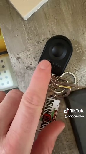 Astuce télécommande : contrôle garage et lumière facilement