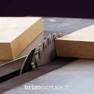 MDF è l’acronimo di Medium Density Fibreboard, cioè pannello di fibre (di legno) a media densità. È un materiale eccezionale  che si presta a molteplici lavorazioni. Scopri caratteristiche e utilizzi nei commenti! ⬇️ | Bricoportale | Facebook