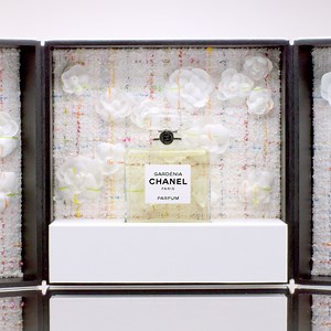 A coffret inspired by camellias, Gabrielle Chanel's favorite flower. A voluptuous fragrance in a coffret lined with creations by Maison Lesage, embroiderer and tweed maker, and Maison Lemarié, feather and flower designer. Ultra-limited edition. Discover on chanel.com/-Coffretgardenia_lesExclusifs21 | CHANEL