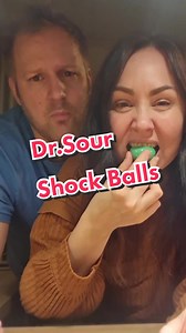 Dr.Sour Shock Balls👨‍⚕️ #drsour #shockballs #matnyheter #tastetest #sour #husbandandwife #fyp
