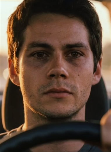 Opção 1 — Misteriosa e intensa Ele disse que nunca mais voltaria. Mas Beacon Hills nunca deixa ninguém ir de verdade. O silêncio da cidade é diferente agora. Mais pesado. Mais atento. E ele sentiu isso antes mesmo de cruzar a placa da cidade. Às vezes… o perigo não ruge. Ele espera. 🌑 O retorno começou.@mtvteenwolf @Tyler Posey