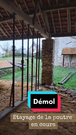 Cette semaine on a demoli ce mur porteur. A la place, il y aura une baie vitrée de 3.50m ! Prochain objectif : les fondations #autoconstruction #autorenovation #travauxmaison #travaux #homedesign #corpsdeferme #grange #coupleprojects #renovationproject #renovation #minipelle #demolition #demol