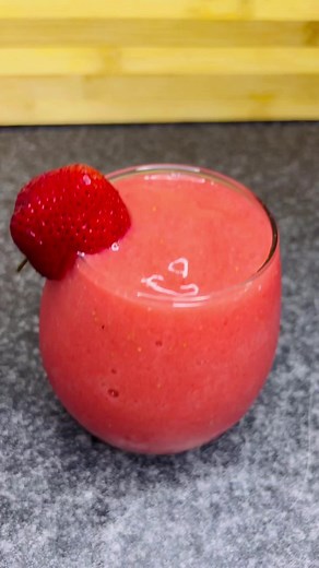 How to Make a Refreshing Virgin Strawberry Daiquiri