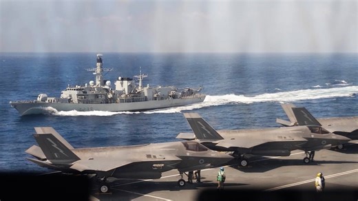 Coordinated at sea: Aircraft carrier strike group movement